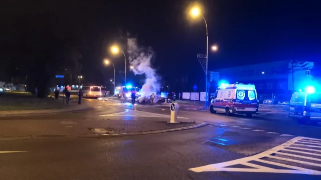 Tczew - BMW uderzyło w autobus i stanęło w płomieniach