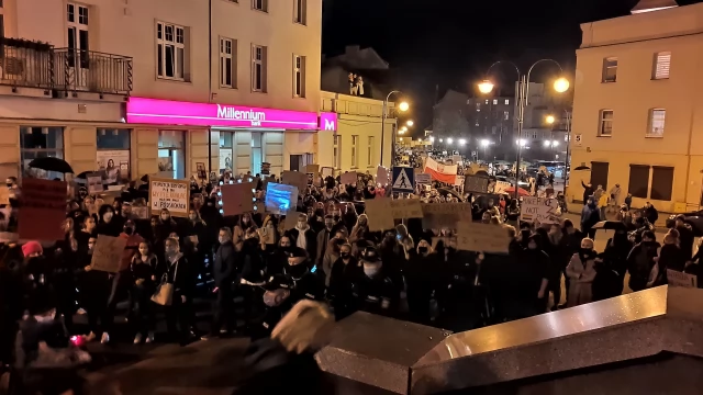 Tczew - Protesty ws. aborcji nie ustają. "Wybaczcie utrudnienia, Tczew ma rząd do obalenia" [FILM]