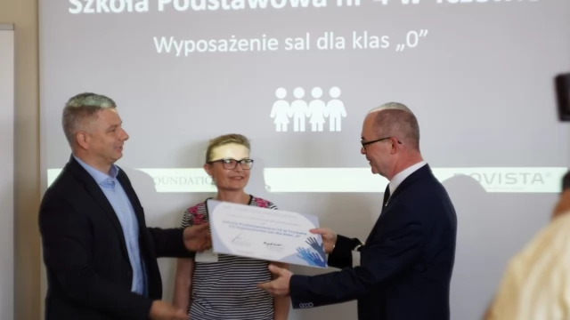 Tczew - Sprzęt multimedialny, sportowy oraz defibrylator AED- Fundacja Pracownicza Grupy VKR przyznała granty