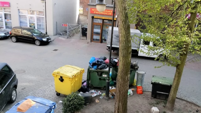 Tczew - "Mini wysypisko śmieci". Budowę wiaty opóźnia sprzeciw jednego podmiotu