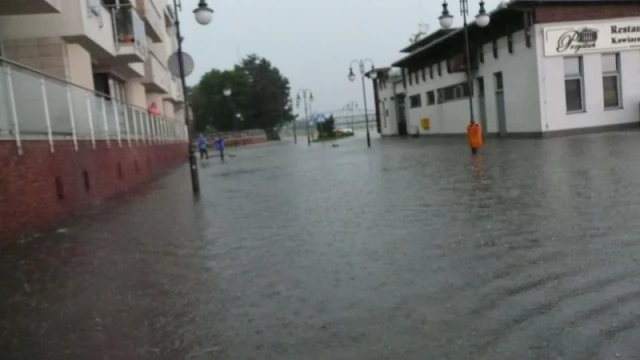Tczew - Burza z gradobiciem nad Tczewem, w Waćmierku drzewo runęło na samochód