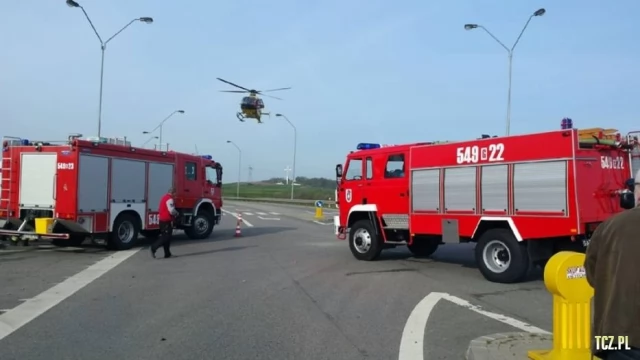 Tczew - Zderzenie busa z osobówką. Kilkanaście osób w szpitalu, trwa akcja ratunkowa
