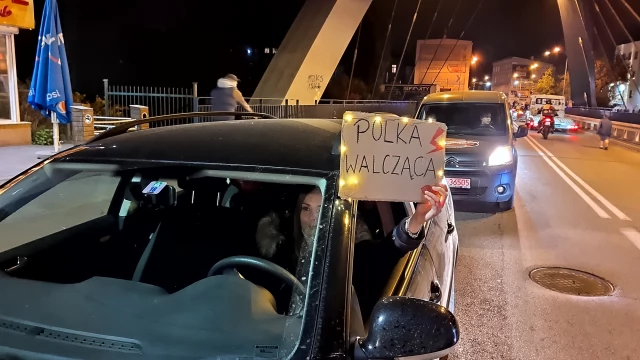 Tczew - Protesty ws. aborcji nie ustają. "Wybaczcie utrudnienia, Tczew ma rząd do obalenia" [FILM]