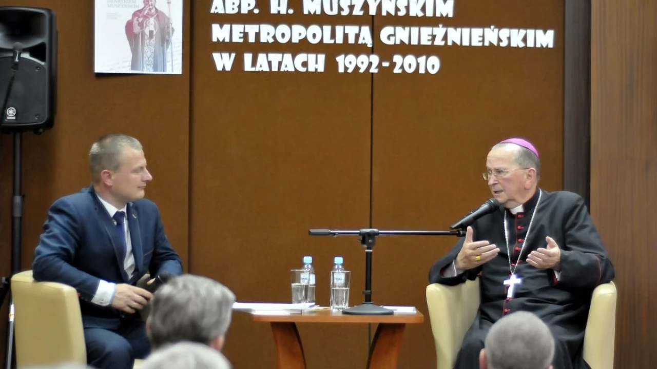 Tczew - Arcybiskup senior Henryk Muszyński w Miejskiej Bibliotece Publicznej