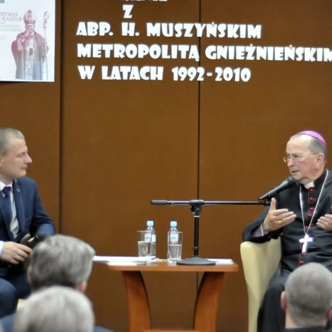 Tczew - Arcybiskup senior Henryk Muszyński w Miejskiej Bibliotece Publicznej