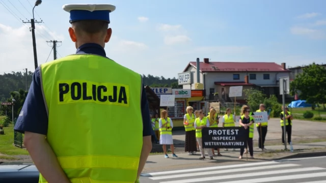Tczew - Pracownicy inspekcji weterynaryjnej zablokowali dk 22. Walczą o godne płace