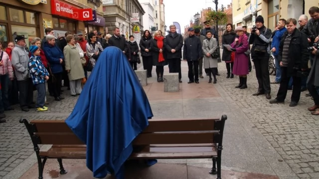 Tczew - Na Starym Mieście stanęła ławeczka z wizerunkiem Romana Landowskiego