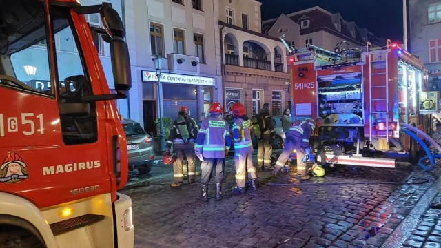 Tczew - Pożar na placu Hallera! Trzy osoby trafiły do szpitala [FOTO, WIDEO]