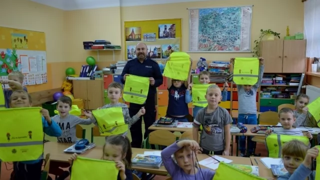 Tczew - Policjanci uczą najmłodszych bezpieczeństwa