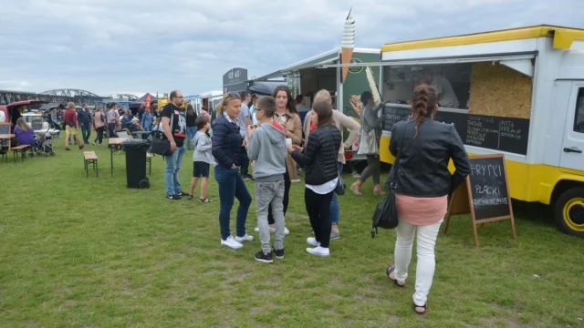Tczew - Zlot foodtrucków - bulwar zmienił się w wielką restaurację