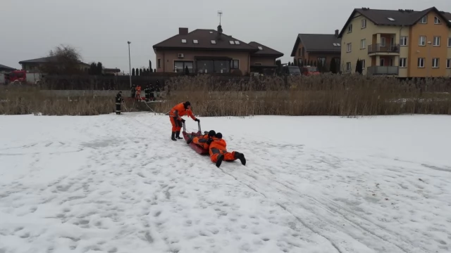 Tczew - Strażacy ćwiczyli jak sprawnie wyciągać ludzi spod lodu