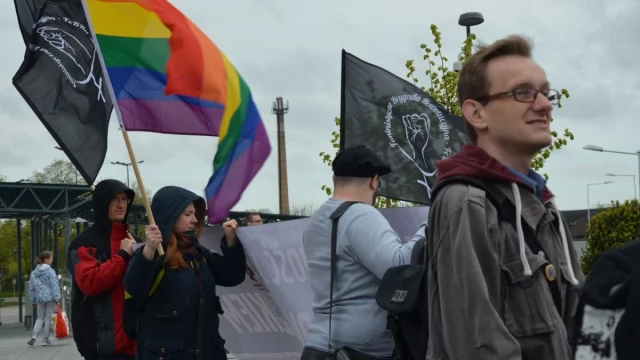 Tczew - Pikiety narodowców i środowisk antyfaszystowskich zakończyły się bijatyką