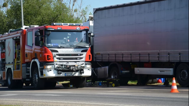 Tczew - Al. Solidarności. Zderzenie osobówki z ciężarówką - są utrudnienia w ruchu