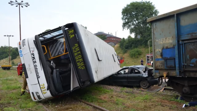 Tczew - Zderzenie pociągu z autobusem i katastrofa wojskowego śmigłowca - to strażackie ćwiczenia