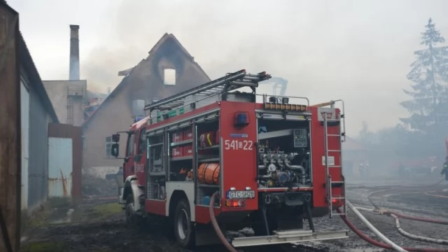 Tczew - Olbrzymi pożar w Swarożynie. Płonie stara gorzelnia