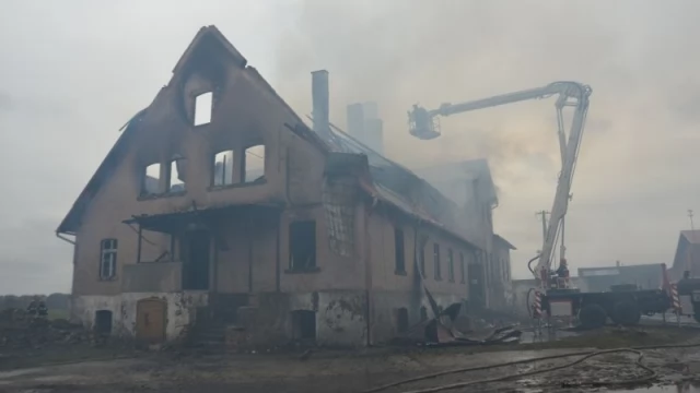 Tczew - Olbrzymi pożar w Swarożynie. Płonie stara gorzelnia