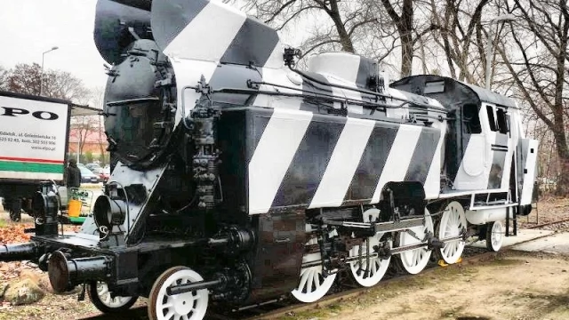 Tczew - Stoi na stacji lokomotywa... Rozpoczyna się transport 80-tonowego parowozu