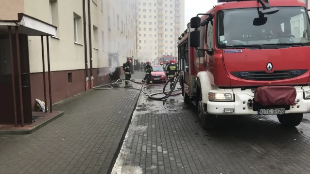 Tczew - Pożar na Saperskiej. Mężczyzna znaleziony w piwnicy w ciężkim stanie, jest więcej poszkodowanych