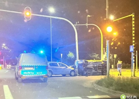 Tczew - Jagiellońska/Rokicka. Auto dachowało po wypadku
