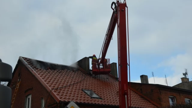 Tczew - Pożar na ulicy Czyżykowskiej. Trwa akcja gaśnicza, jedna osoba ranna