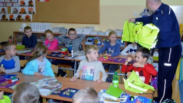 Tczew - Policjanci uczą najmłodszych bezpieczeństwa