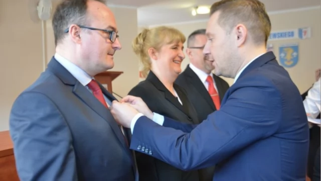 Tczew - Urzędnicy starostwa i rodzice żołnierzy odebrali medale