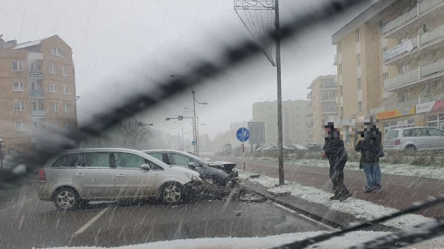 Tczew - Na Kociewie przyszła zima. Kolizja na Armii Krajowej