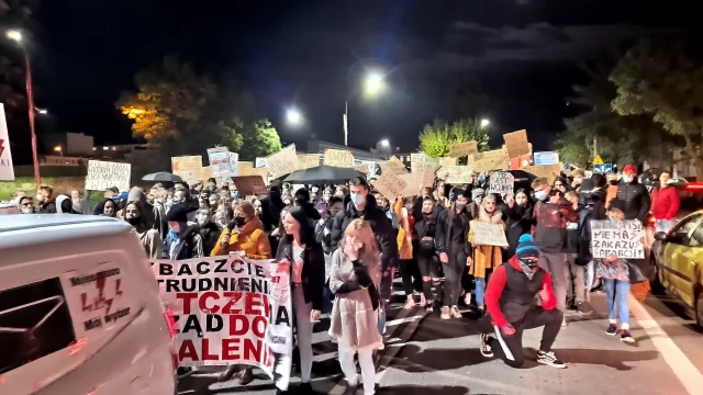 Tczew - Protesty ws. aborcji nie ustają. "Wybaczcie utrudnienia, Tczew ma rząd do obalenia" [FILM]