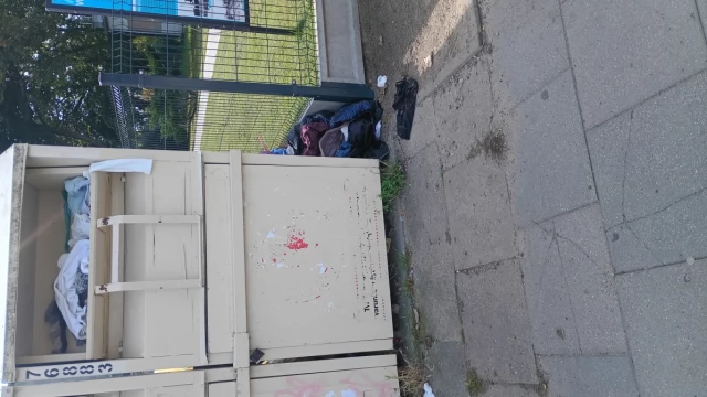 Tczew - Notoryczny Syf przy koszu z odzieżą