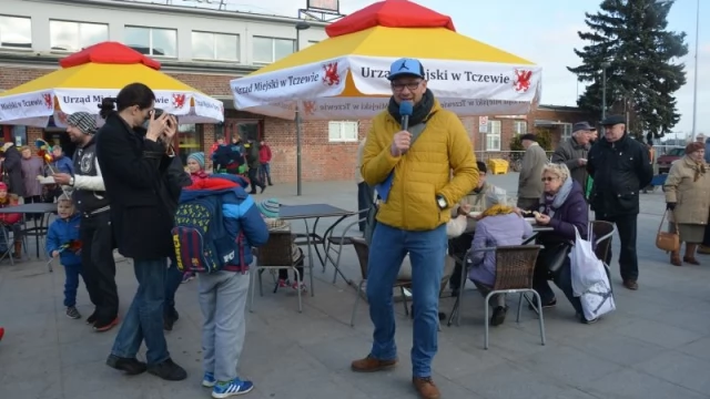 Tczew - Jaja przed dworcem - wielkie smażenie strusiej jajecznicy