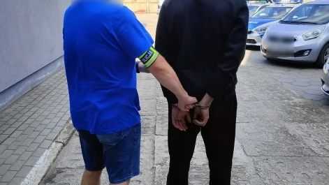 Tczew - Zaatakował ochroniarza i uciekł ze sklepu. Wpadł w kryjówce kolegi, który... też był poszukiwany
