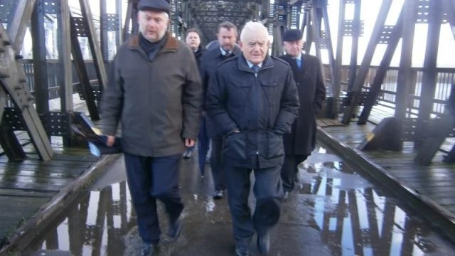 Tczew - Leszek Miller z wizytą w Tczewie. Oceniał stan zabytkowego mostu