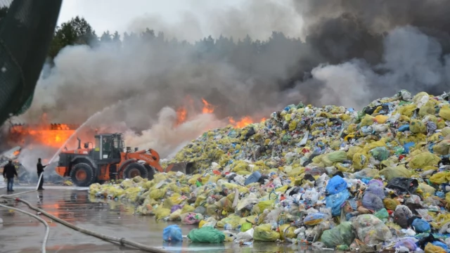 Tczew - Pożar na placu sortowani odpadów ZUOS - kilka zastępów walczy z ogniem