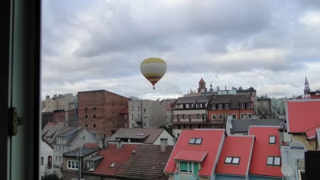 Tczew - Balon nad dachami staromiejskich kamienic