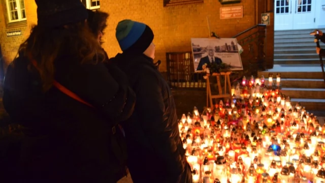 Tczew - Wybrzmiał dźwięk ciszy. Tczewianie pożegnali Pawła Adamowicza
