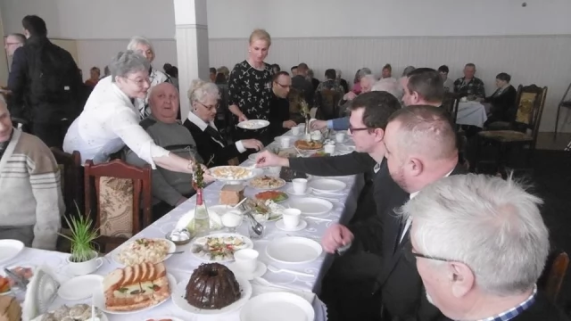 Tczew - Mieszkańcy Suchostrzyg spotkali się na wielkanocnym śniadaniu
