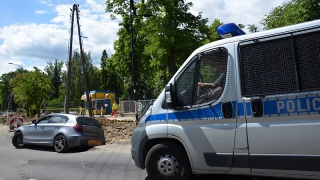 Tczew - Osobowe BMW w wykopie na terenie budowy ronda