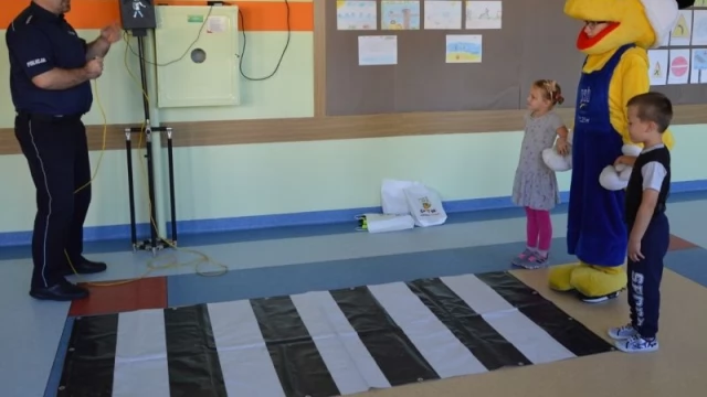 Tczew - Policjanci z... mrówką odwiedzają szkoły