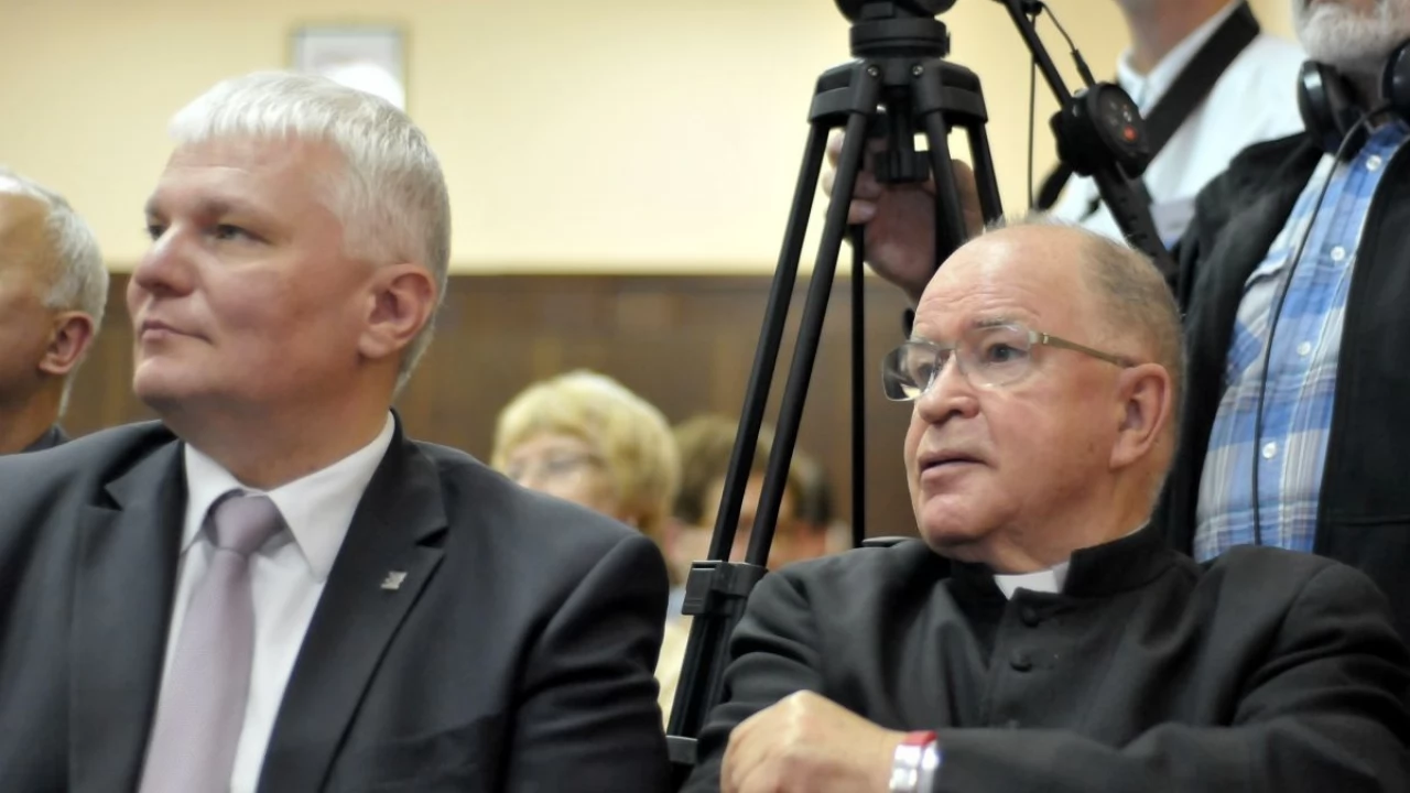 Tczew - Arcybiskup senior Henryk Muszyński w Miejskiej Bibliotece Publicznej