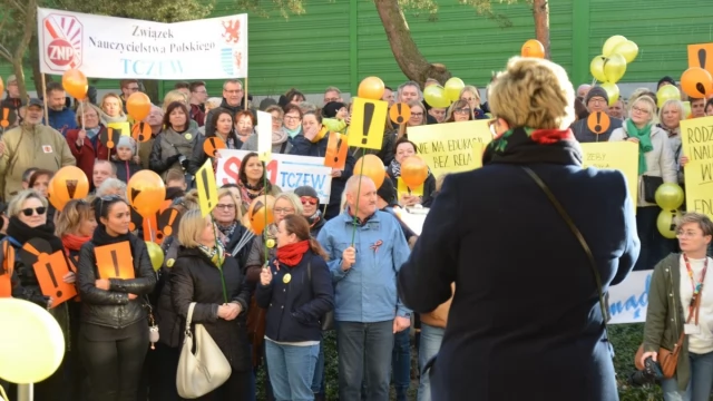 Tczew - Manifestacja pod delegaturą kuratorium. "Oświata stoi nad przepaścią"