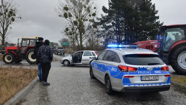 Tczew - Rolnicy wyjechali na drogi. Protest w Czarlinie