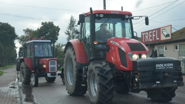 Tczew - Rolnicy wyszli na drogi. Kilkadziesiąt traktorów na rondzie łączącym dk 91 i 22