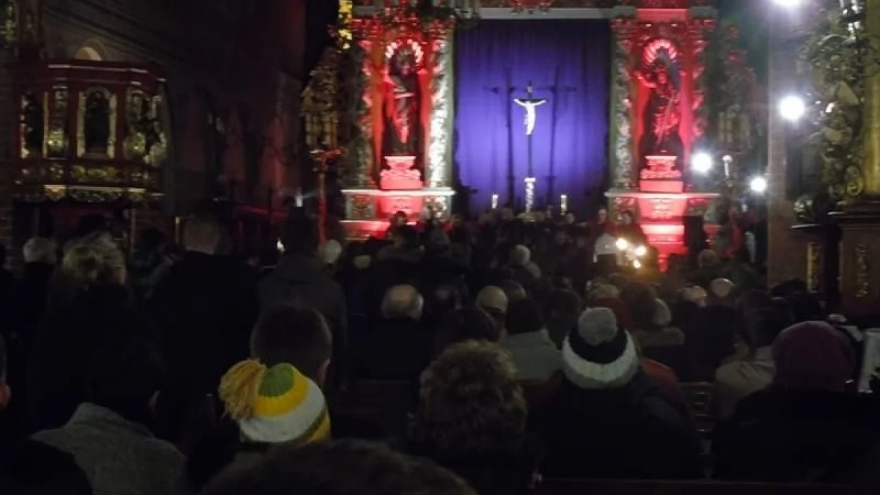 Tczew - Droga krzyżowa na Starym Mieście. Tłumy tczewian na ulicach