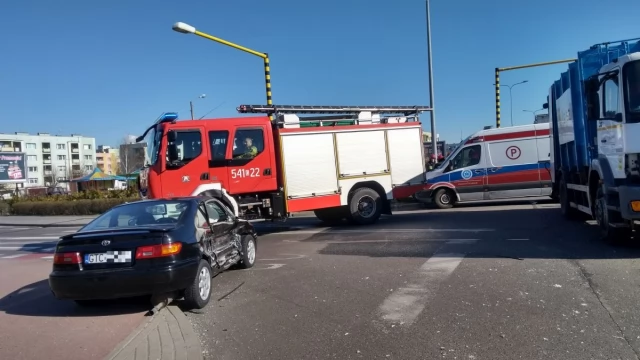 Tczew - Kociewska/Żwirki. Zderzenie osobówki ze śmieciarką