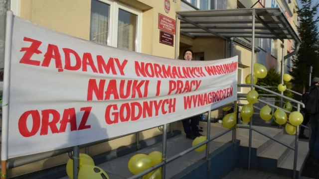Tczew - Manifestacja pod delegaturą kuratorium. "Oświata stoi nad przepaścią"