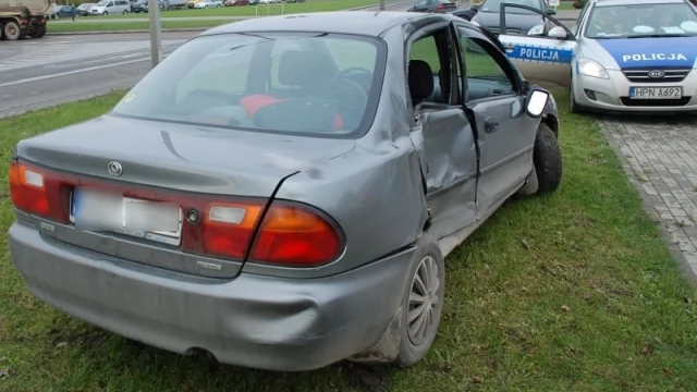 Tczew - Ciężarówka wjechała na czerwonym - siła uderzenia wyrzuciła auto z drogi
