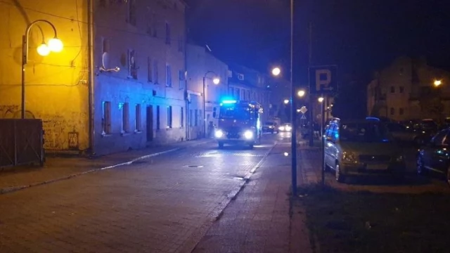 Tczew - Pożar na Wąskiej. Cztery zastępy gasiły ogień na poddaszu
