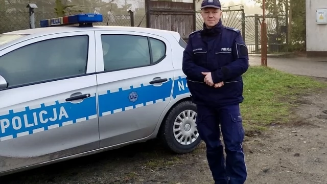 Tczew - Podjęli heroiczną walkę z czasem. 33-latek w tonącym samochodzie już nie oddychał...