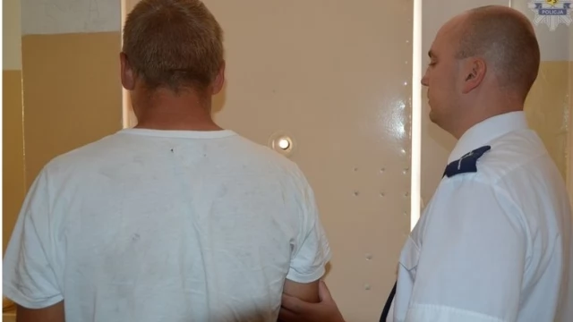 Tczew - Pelplin. Kompletnie pijani mężczyźni szarpali się i rzucili na policjantów