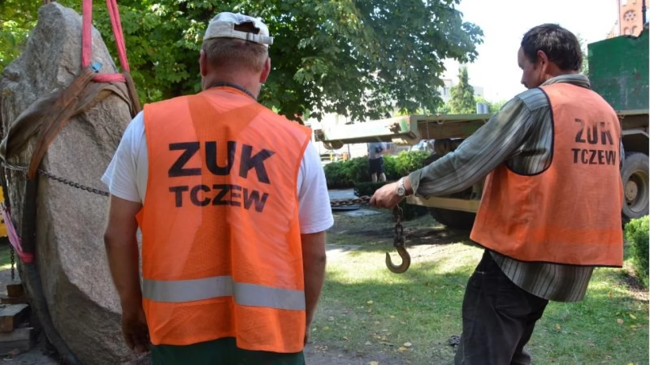Tczew - Kilkunastotonowy głaz pojawił się w centrum Tczewa